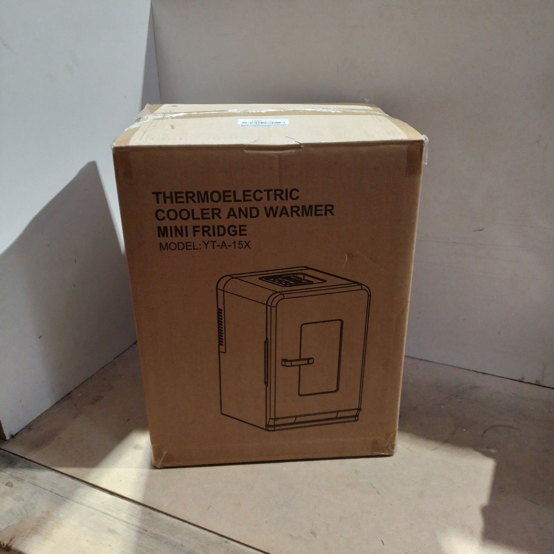 RRP £78.00 Mini Fridge 15 Liter/21 Cans - Image 2 of 2