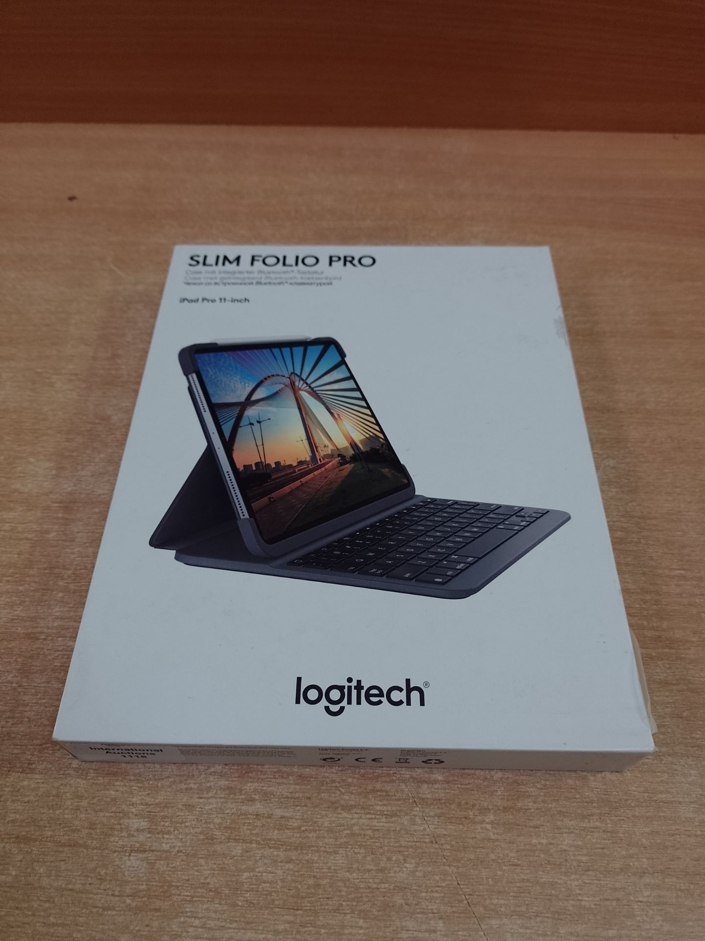 RRP £102.22 Logitech Slim Folio Pro Backlit Bluetooth Keyboard - Image 2 of 2