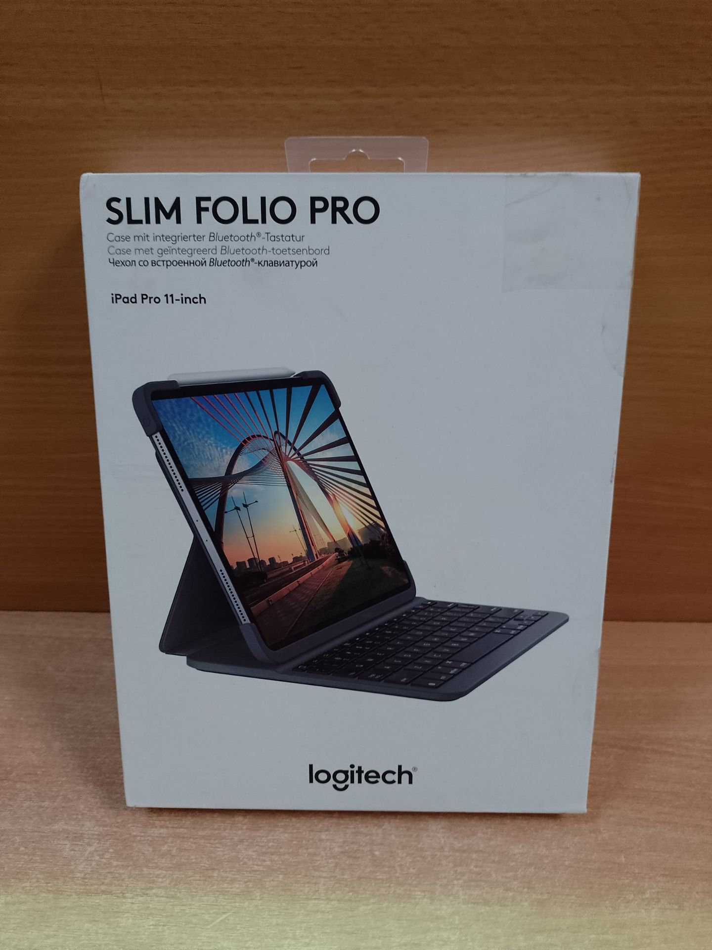 RRP £102.22 Logitech Slim Folio Pro Backlit Bluetooth Keyboard - Image 2 of 2