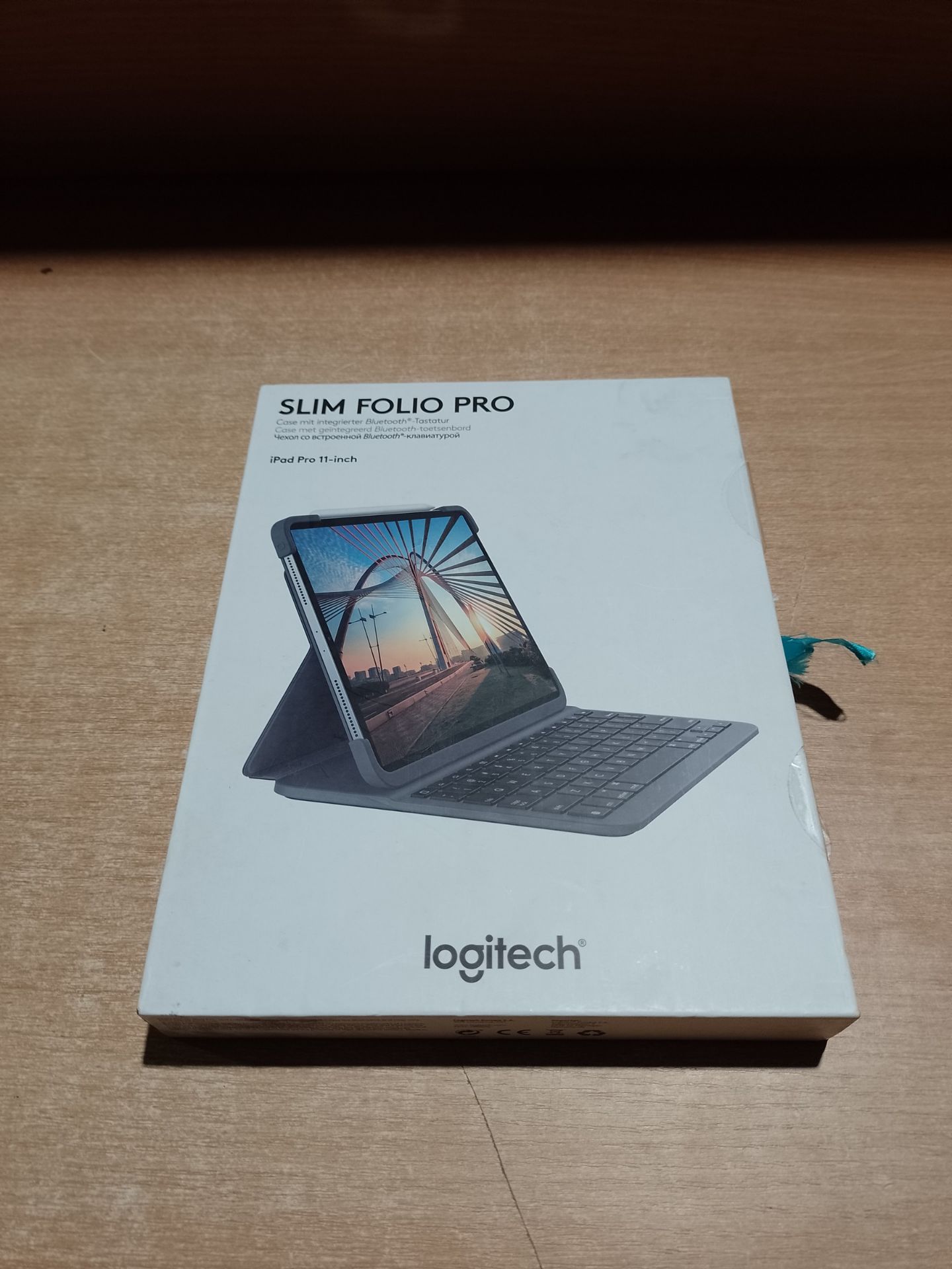 RRP £102.22 Logitech Slim Folio Pro Backlit Bluetooth Keyboard - Image 2 of 2