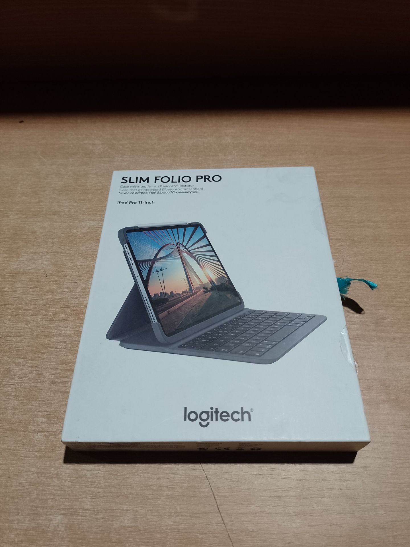 RRP £102.22 Logitech Slim Folio Pro Backlit Bluetooth Keyboard - Image 2 of 2