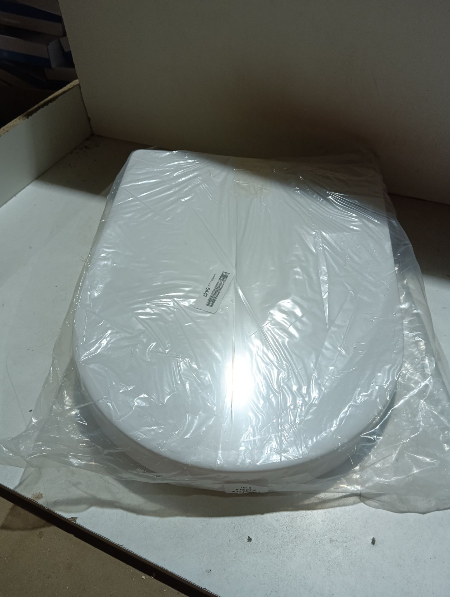 RRP £22.34 Mass Dynamic White Toilet Seat - Image 2 of 2