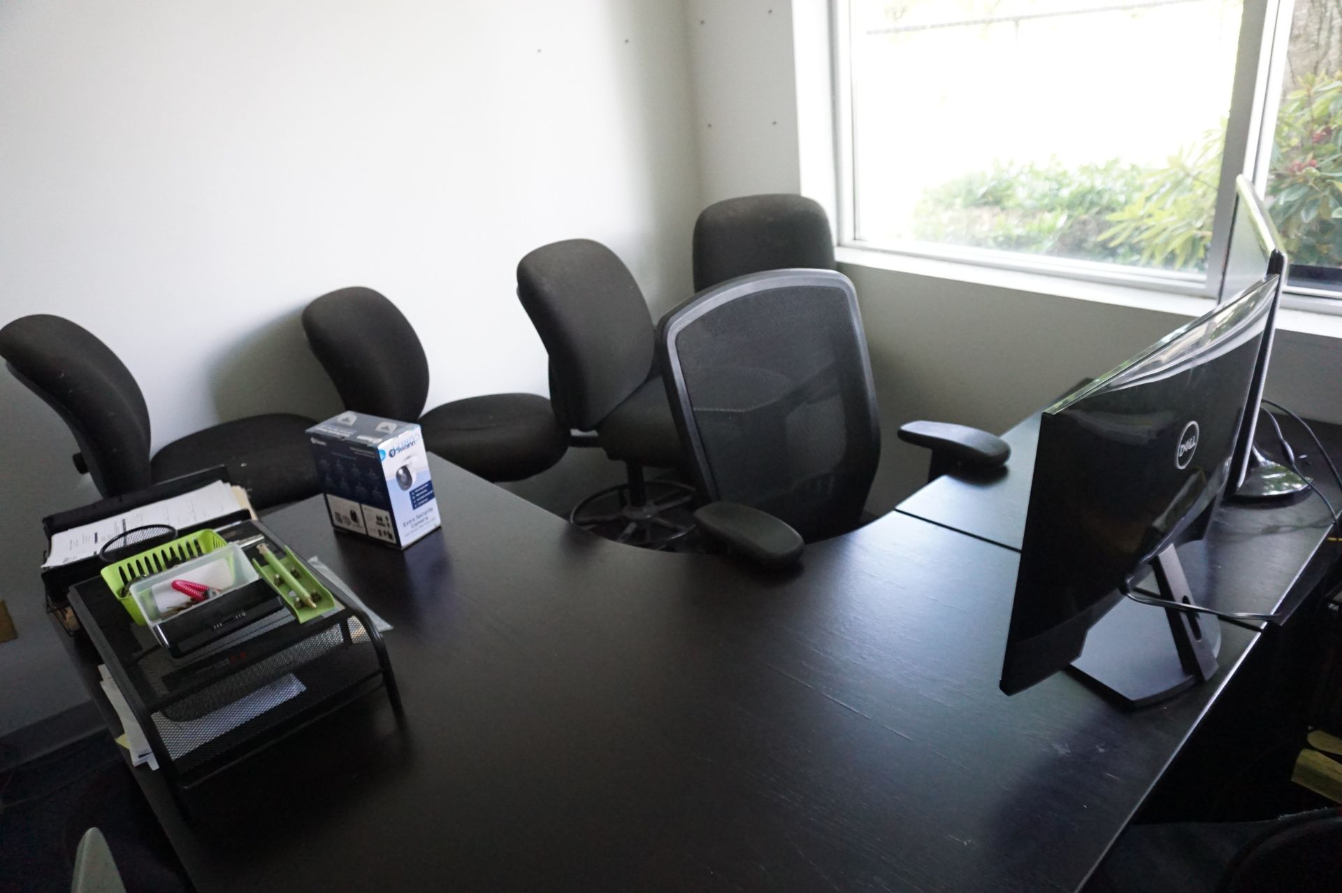 1ST FLOOR OFFICE WITH CONTENTS TO INCLUDE BUT NOT LIMITED TO: L DESK, STOOLS, ROLLING OFFICE CHAIRS, - Image 4 of 7