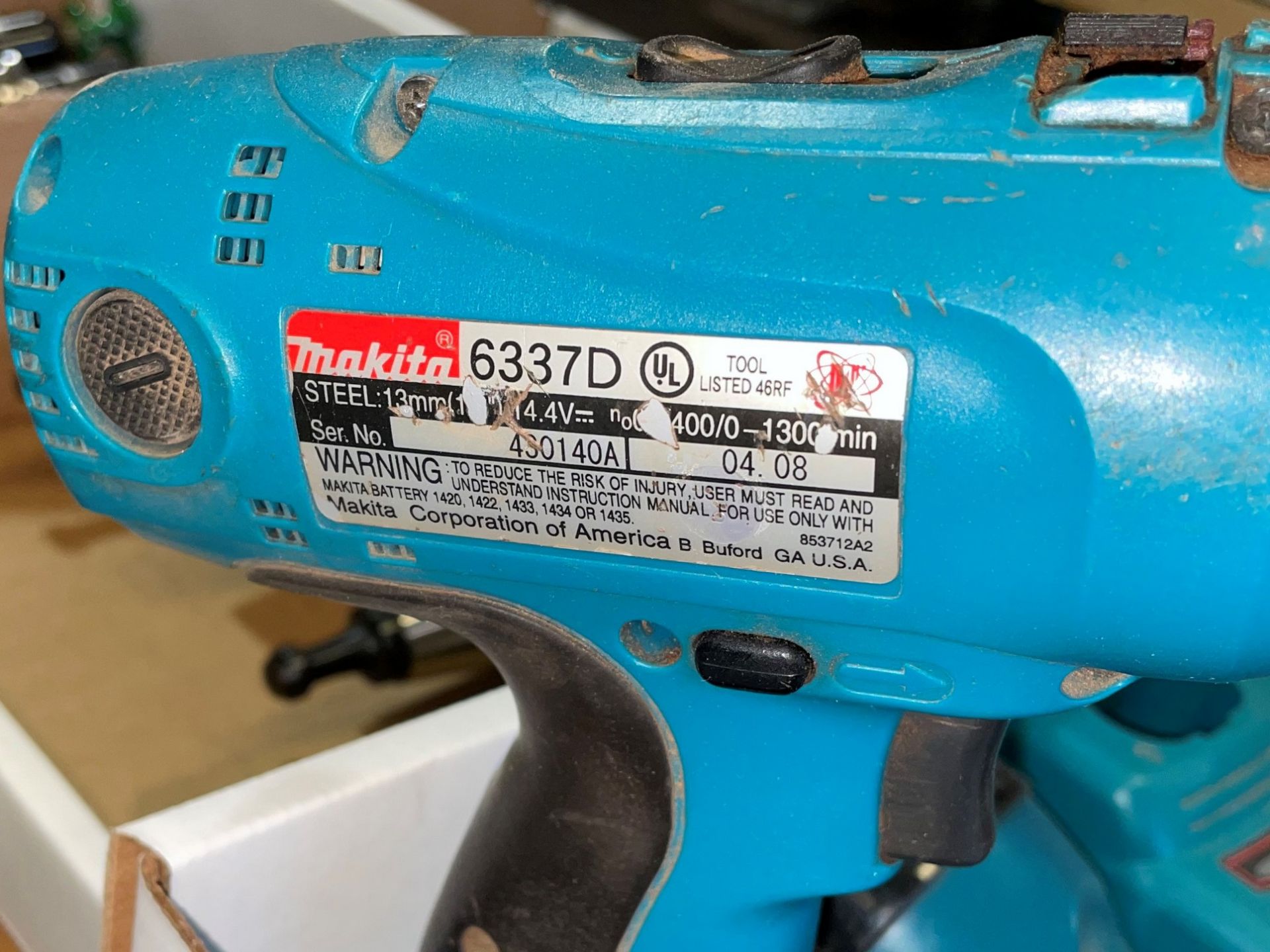 Lot including a Makita Drill, Light and Charger - Image 3 of 5