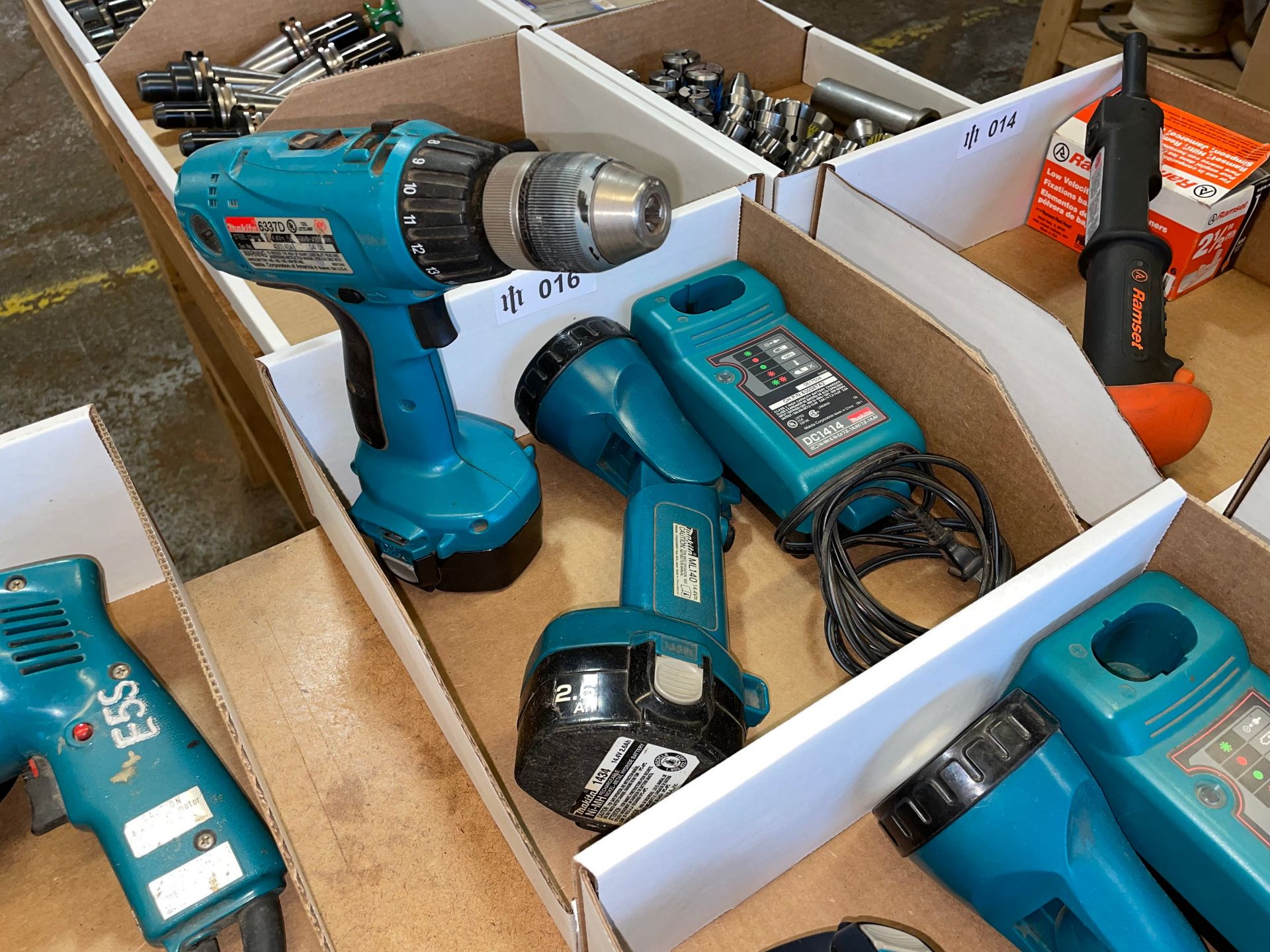 Lot including a Makita Drill, Light and Charger - Image 2 of 5