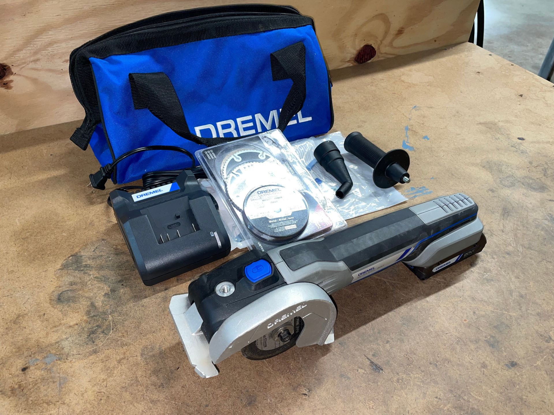 Dremel Ultra-Saw 20V Cordless Compact Saw Kit - Image 2 of 7