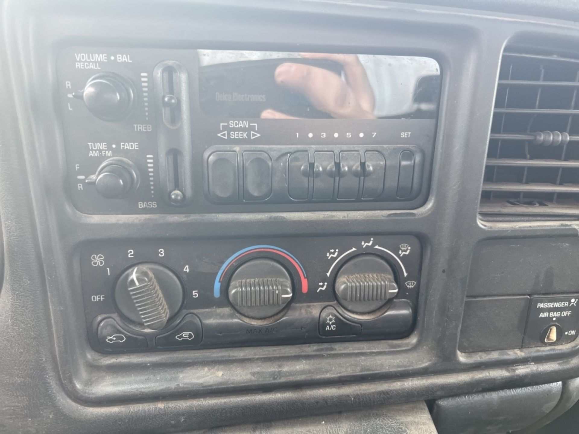 2001 Chevrolet Silverado 3500 Cab & Chassis - Image 18 of 24