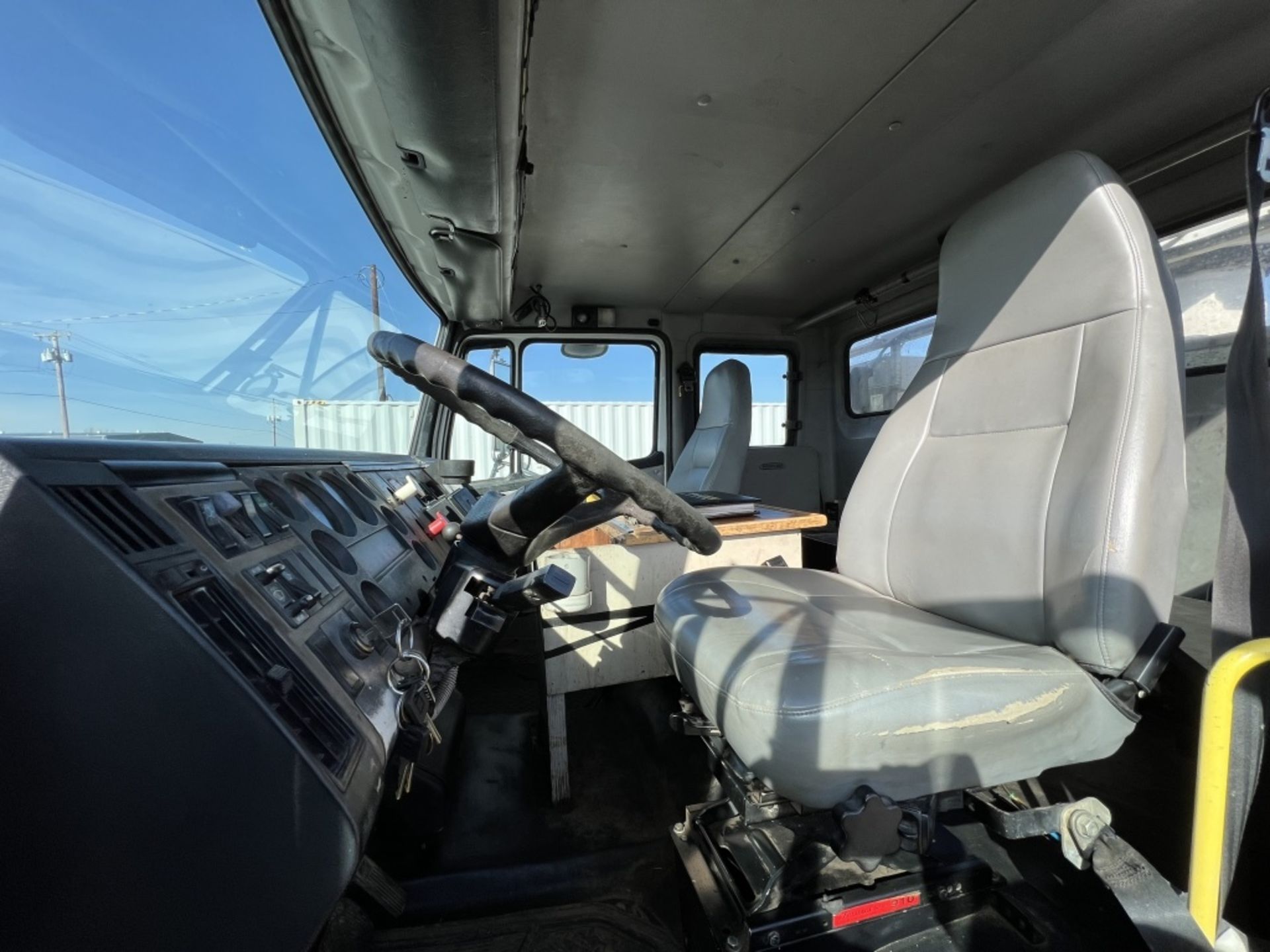 1999 Freightliner FL70 Extra Cab Bucket Truck - Image 33 of 49