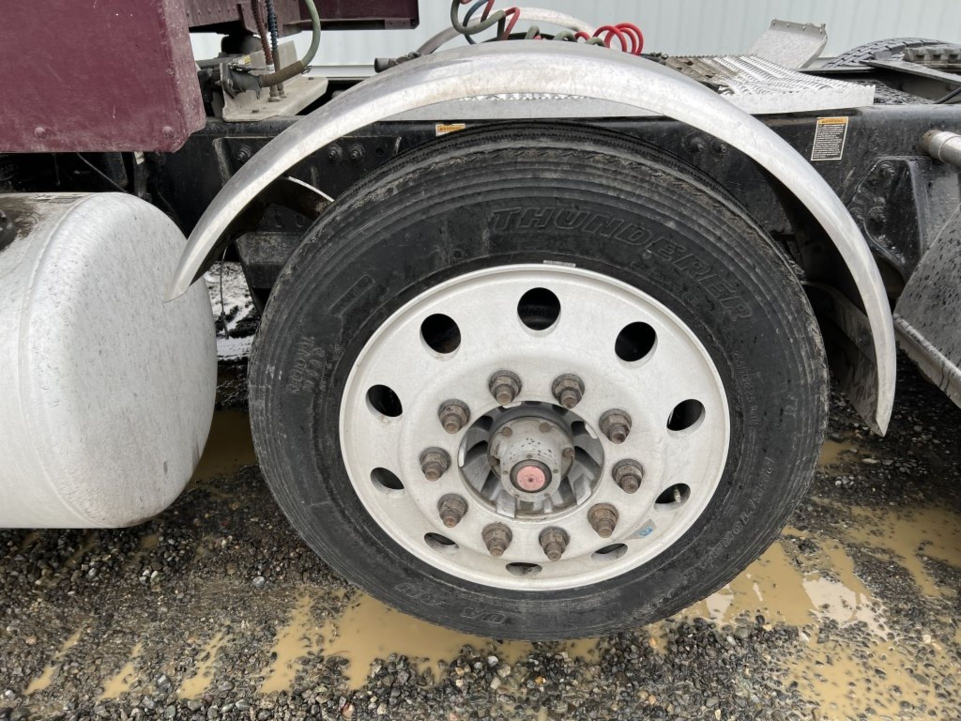2015 Peterbilt 579 Tri-Axle Sleeper Truck Tractor - Image 22 of 44