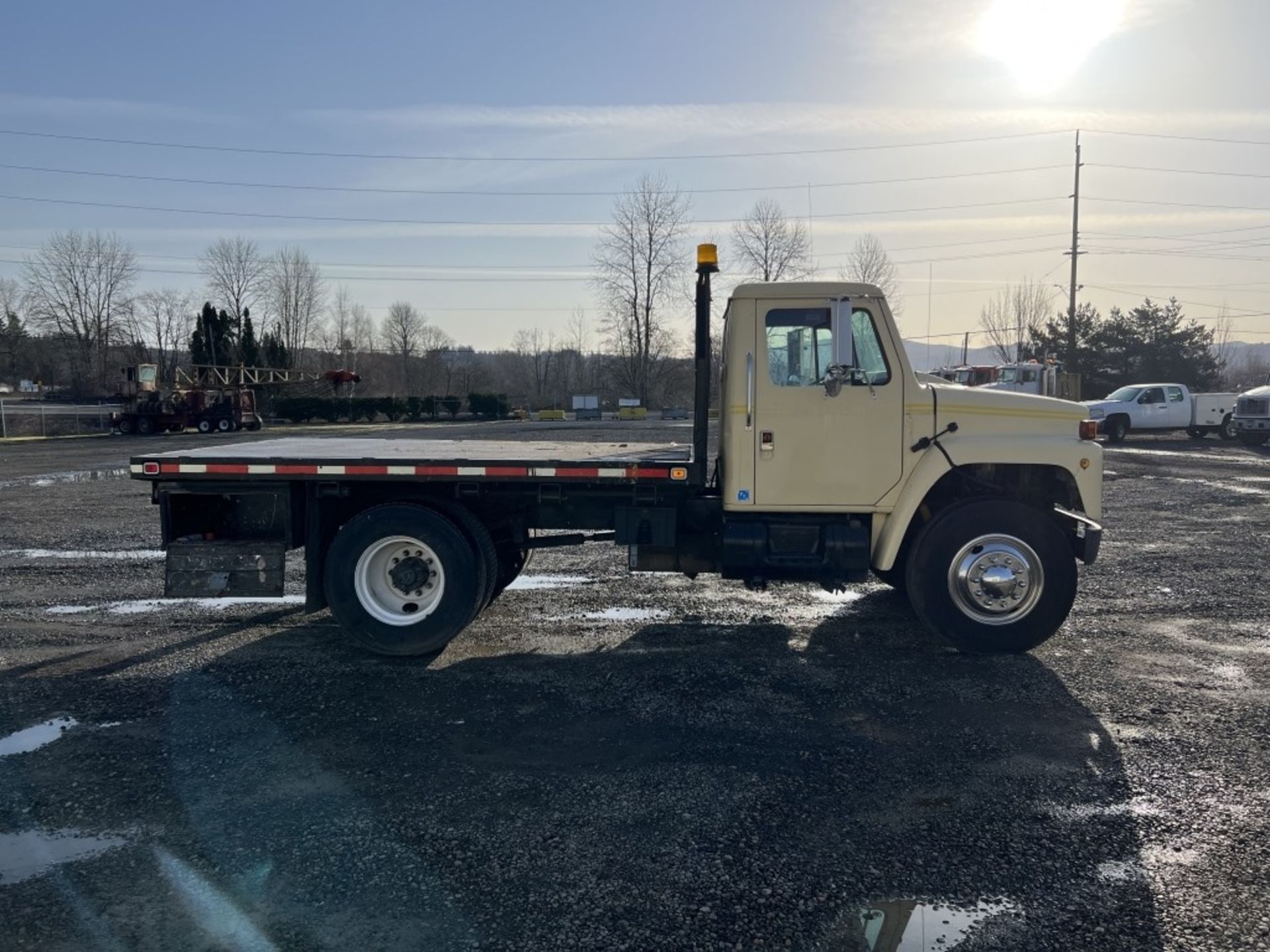 1989 International 1955 Flatbed Truck - Image 3 of 27