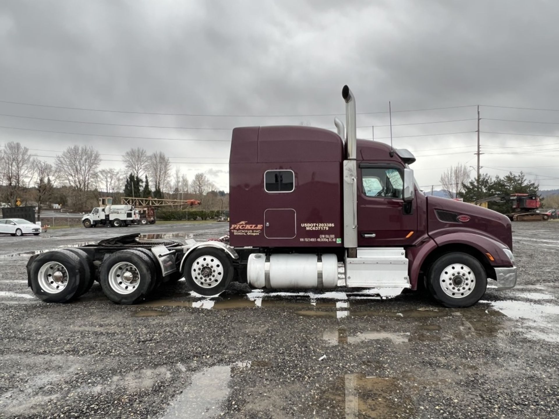 2015 Peterbilt 579 Tri-Axle Sleeper Truck Tractor - Image 3 of 44