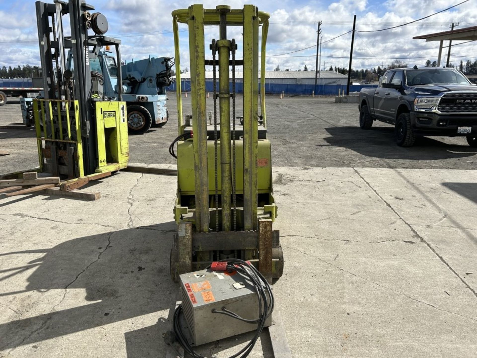 Yale ESC-030G4 Stand Up Fork Lift - Image 4 of 23
