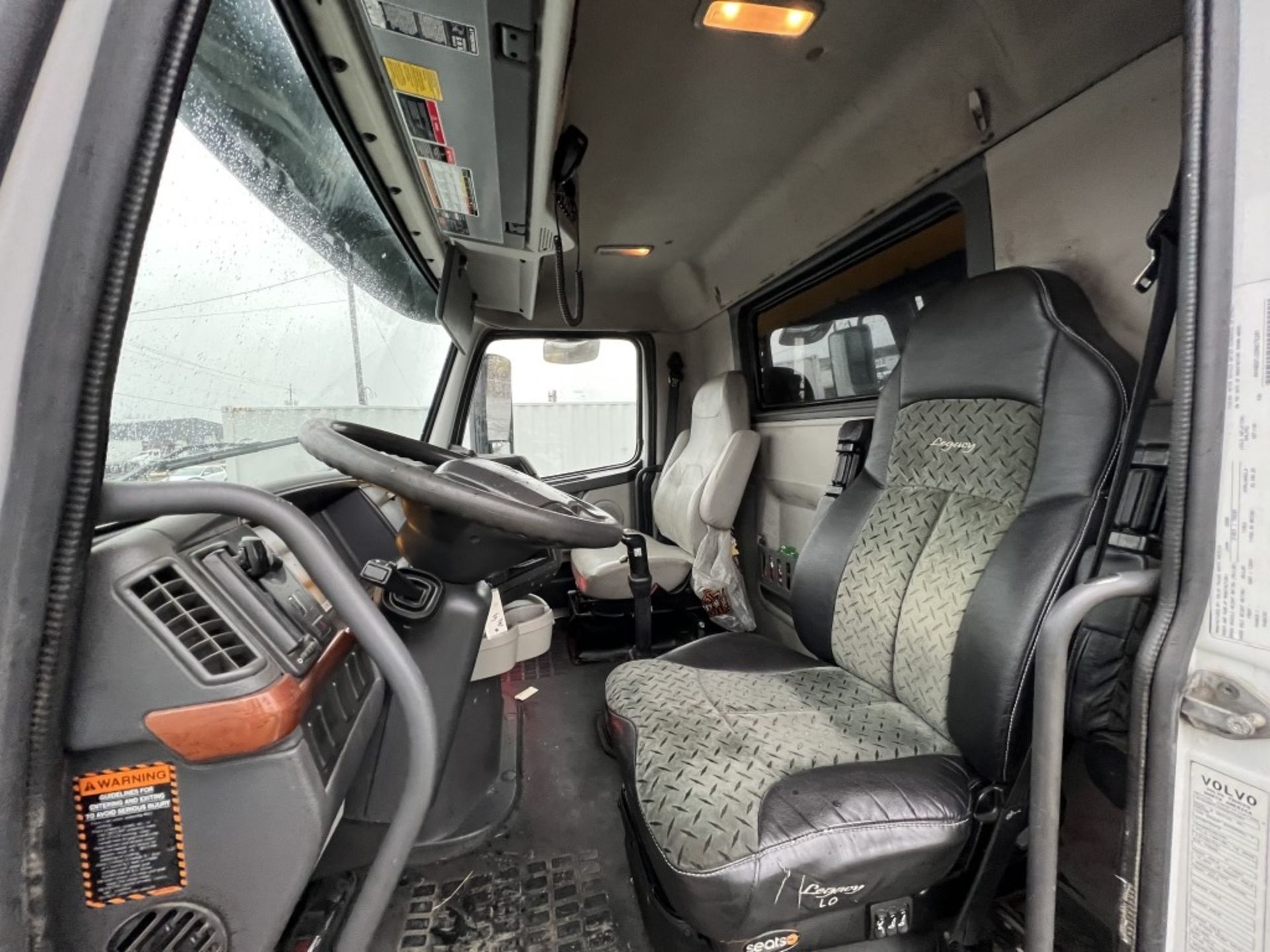 2009 Volvo VNL84T Tri-Axle Truck Tractor - Image 34 of 41