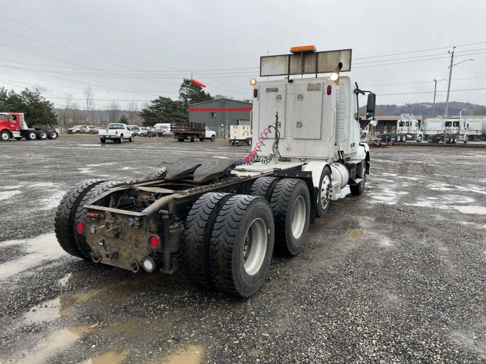 2009 Volvo VNL84T Tri-Axle Truck Tractor - Image 4 of 41