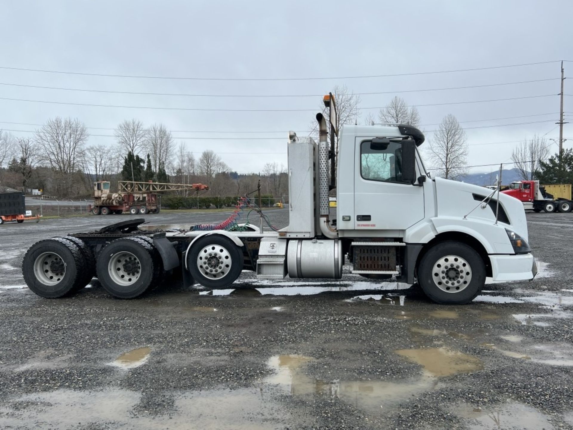 2009 Volvo VNL84T Tri-Axle Truck Tractor - Image 3 of 41