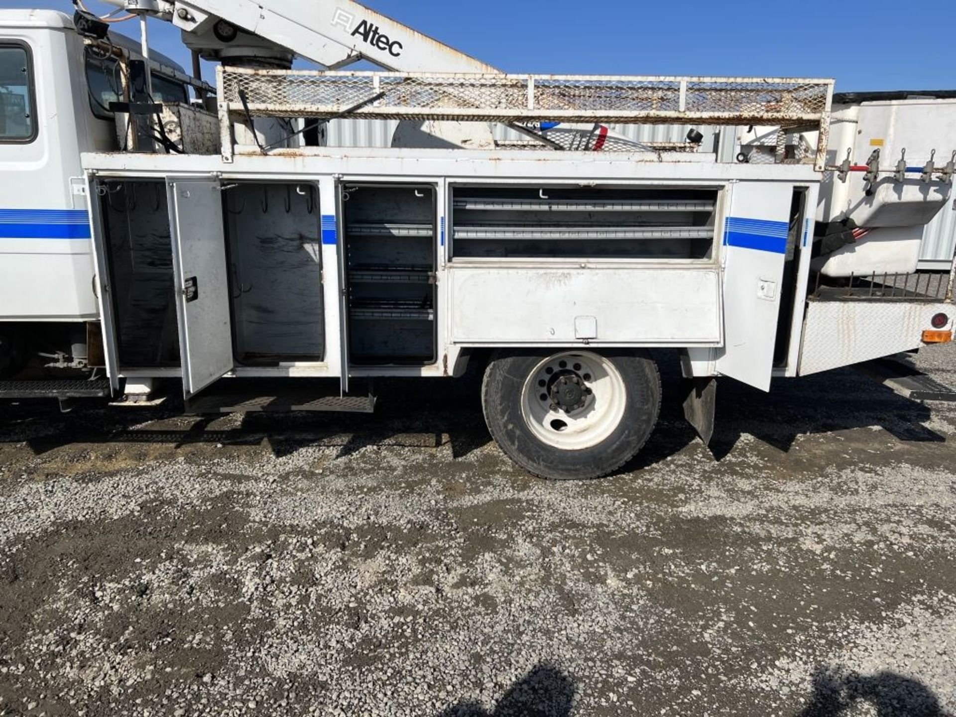 1999 Freightliner FL70 Extra Cab Bucket Truck - Image 19 of 49