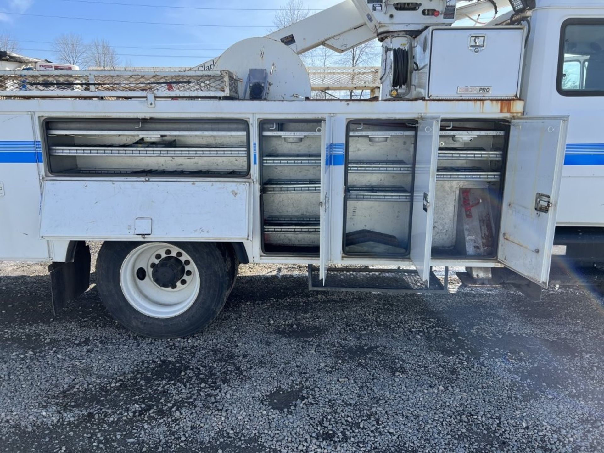 1999 Freightliner FL70 Extra Cab Bucket Truck - Image 30 of 49