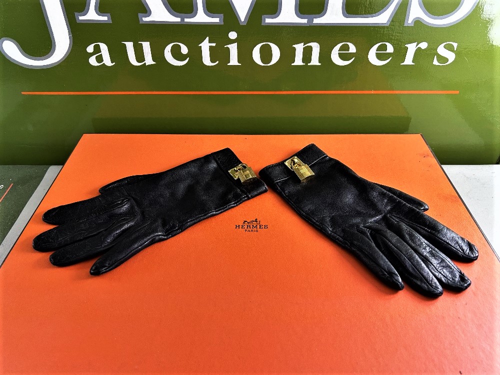 Hermes Ladies Gloves Lambskin with Iconic Kelly Padlocks. - Image 2 of 5