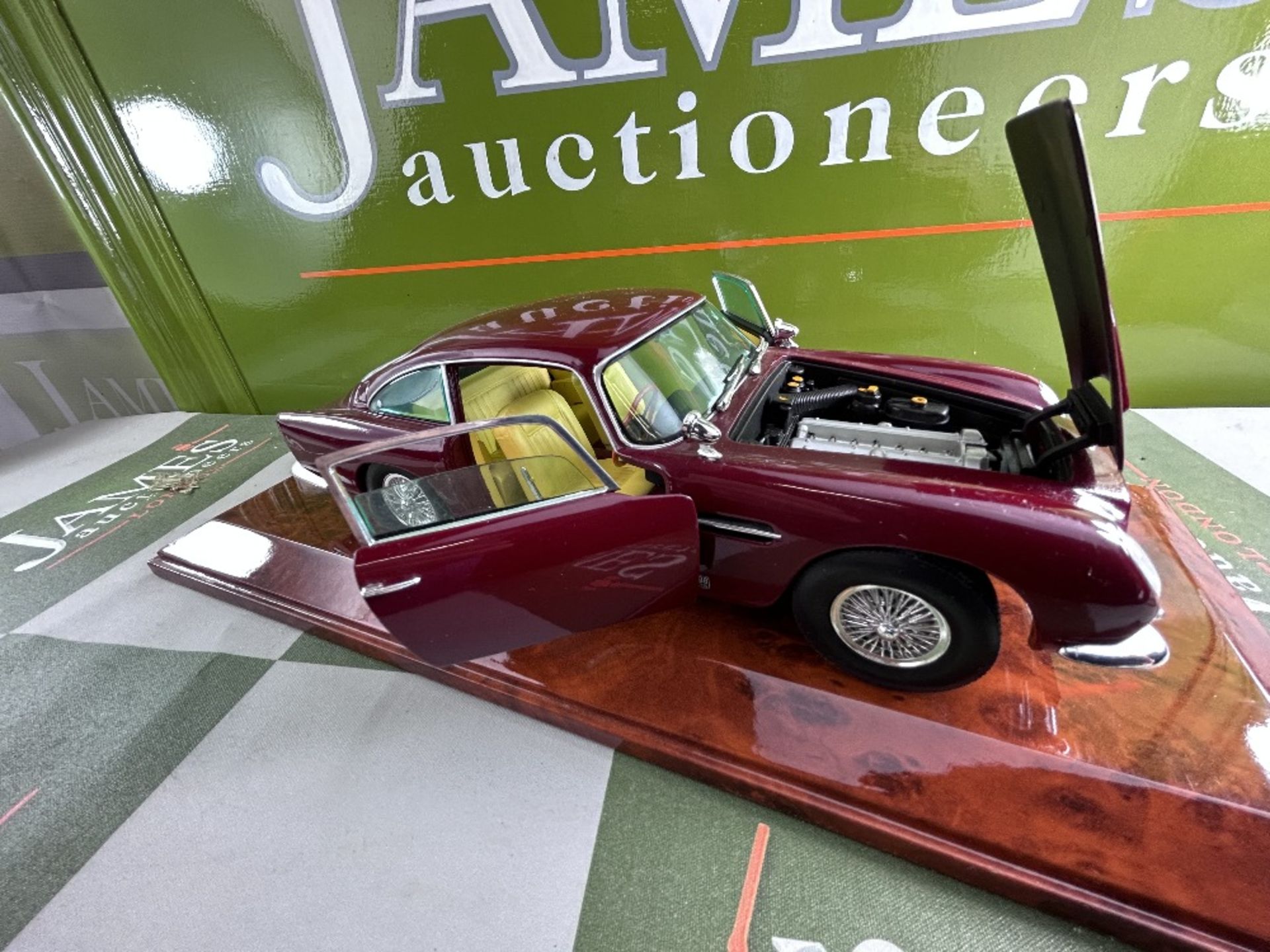 Aston Martin DB5 1:18 Scale & Display Case - Image 4 of 6