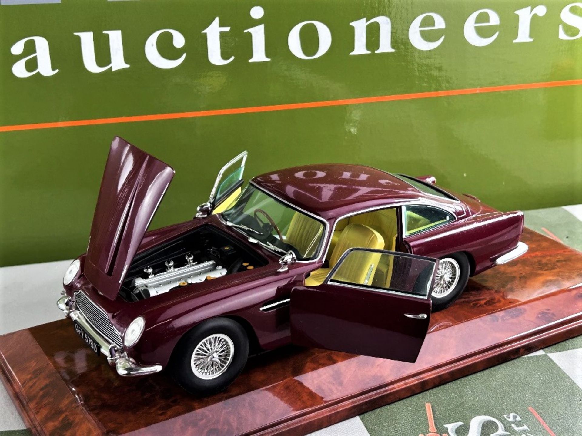 Aston Martin DB5 1:18 Scale & Display Case