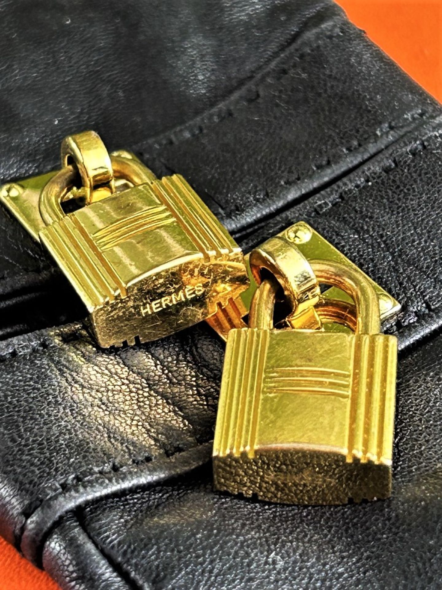 Hermes Ladies Gloves Lambskin with Iconic Kelly Padlocks. - Image 5 of 5