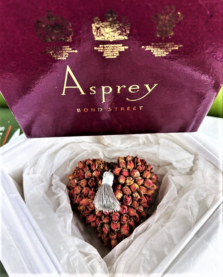 Asprey London Luxury Heart Shaped Dried Roses Display - Image 5 of 7