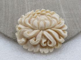 Vintage Molded Floral White Mum Blossom Brooch, Trombone Clasp, 2"
