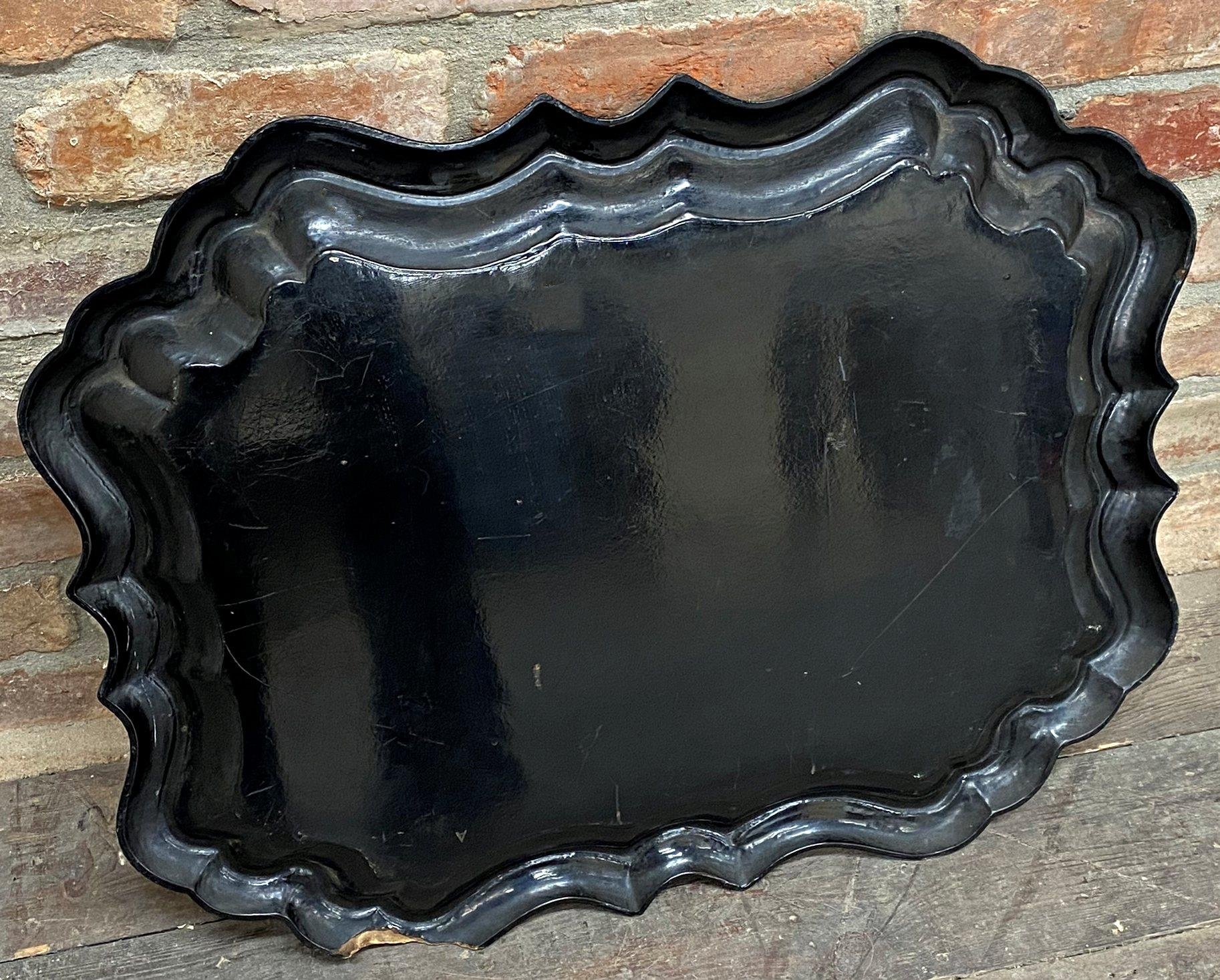 Good quality Victorian papier mache serpentine tray, centrally hand painted and mother of pearl - Image 4 of 6