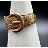 9ct buckle ring with fancy scrolled decoration, size R/S, 3.1g