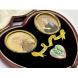 Good quality Morocco leather sweethearts box fitted with two gilt framed portraits, abalone shell