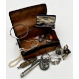 Mixed bijouterie jewellery box, comprising silver hinged bangle, various silver brooches, white