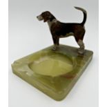 Good quality Art Deco onyx ashtray mounted by an Austrian cold painted bronze Foxhound, 13cm high