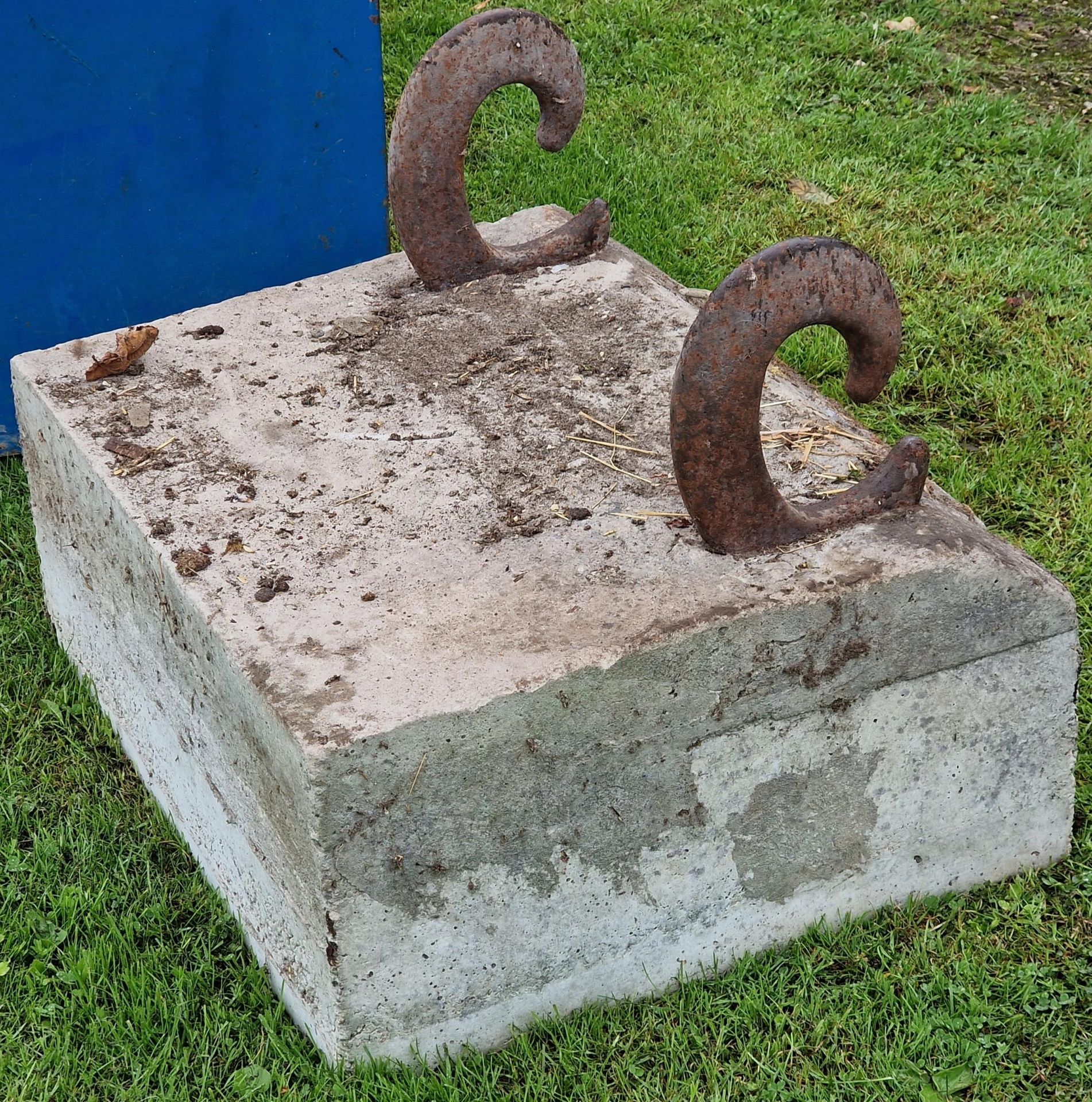 Concrete tractor weight with heavy duty hanging hooks - Image 2 of 2