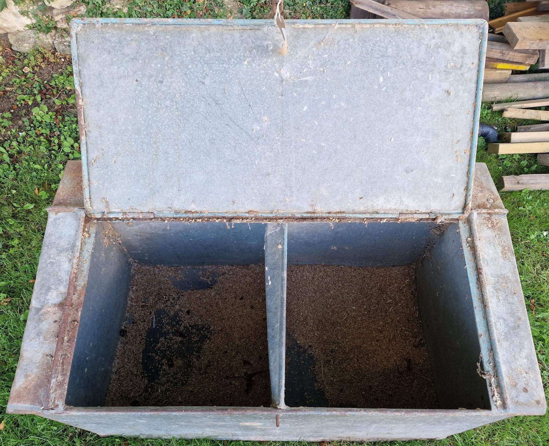 Vintage galvanised feed bin with rivetted edges and rising lid - Image 3 of 3