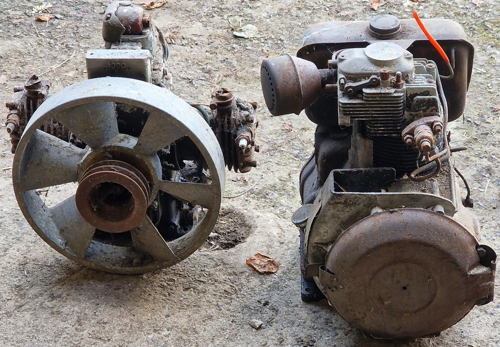 Two vintage engines together with two vintage pumps (4) - Image 2 of 4