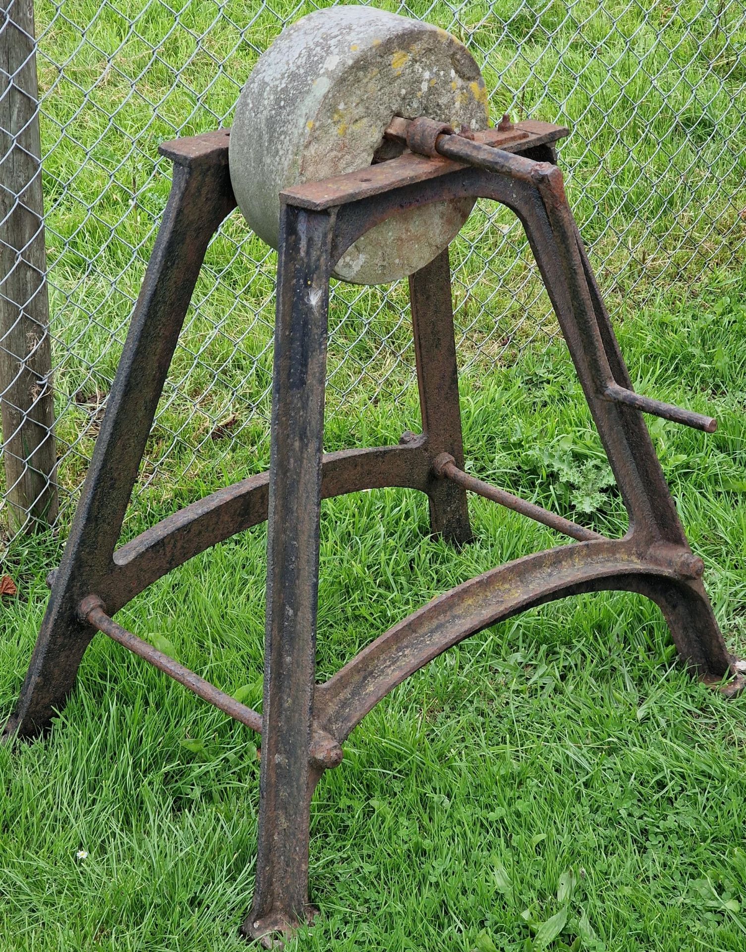 Two vintage grinding wheels on stands (2) - Bild 3 aus 4