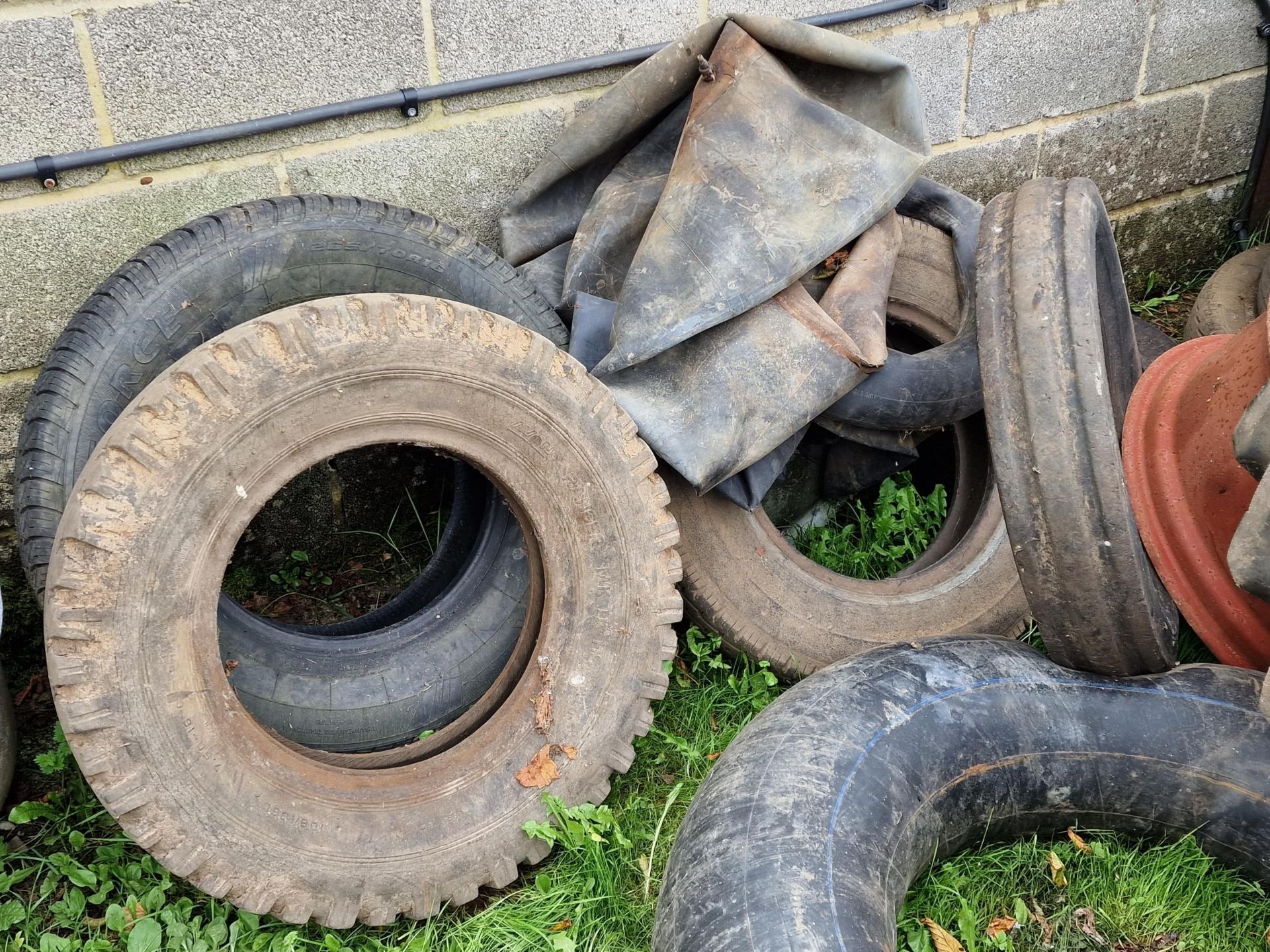 Collection of tyres and inner tubes, varying sizes - Image 4 of 4