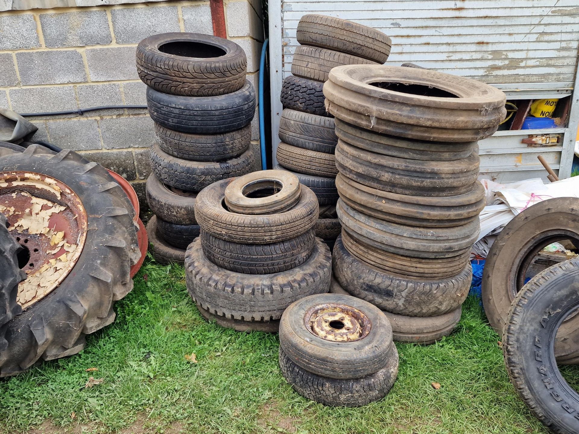 Collection of tyres and inner tubes, varying sizes - Image 2 of 4