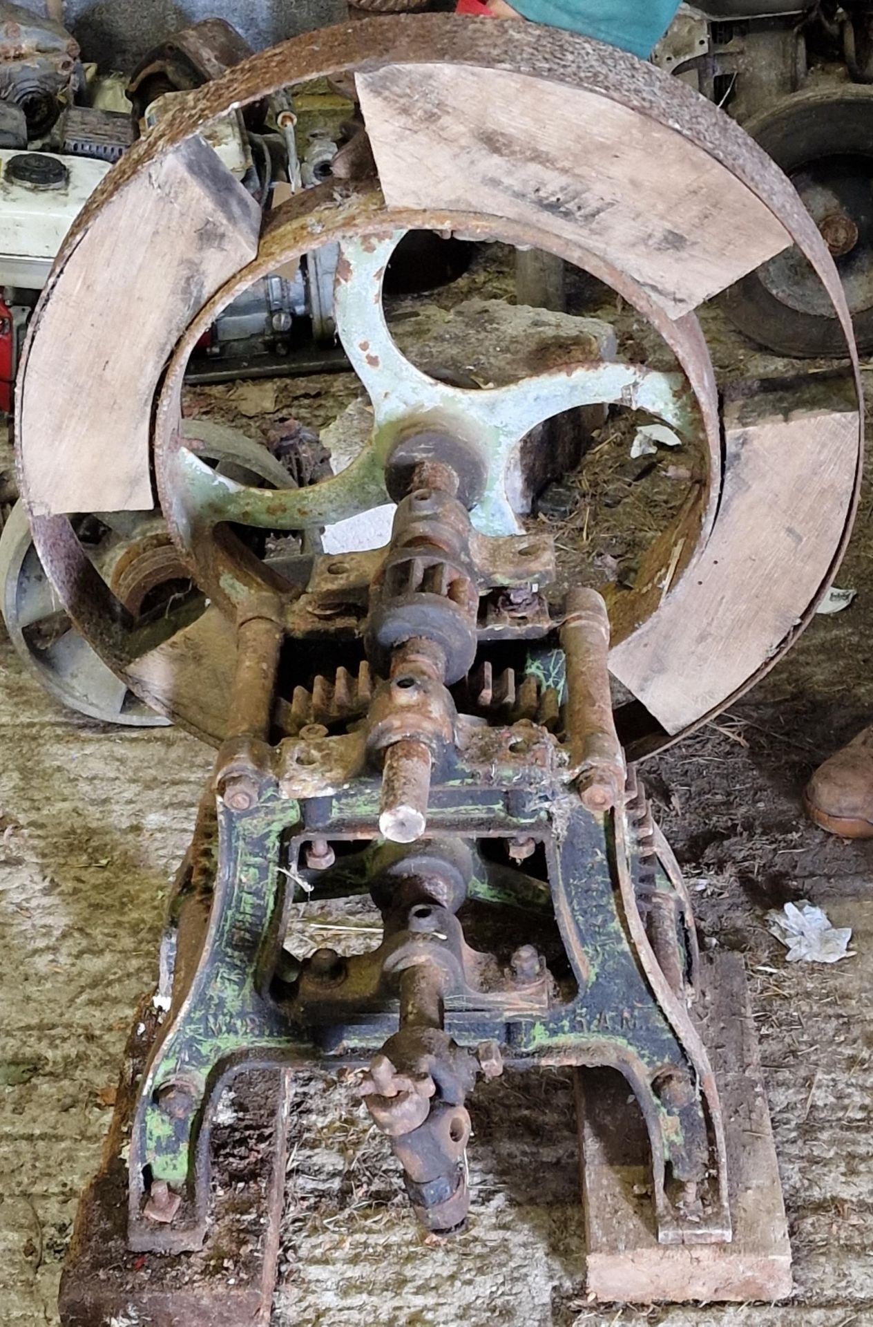 Two vintage water pumps together with a vintage belt drive machine (incomplete) (3) - Image 3 of 3