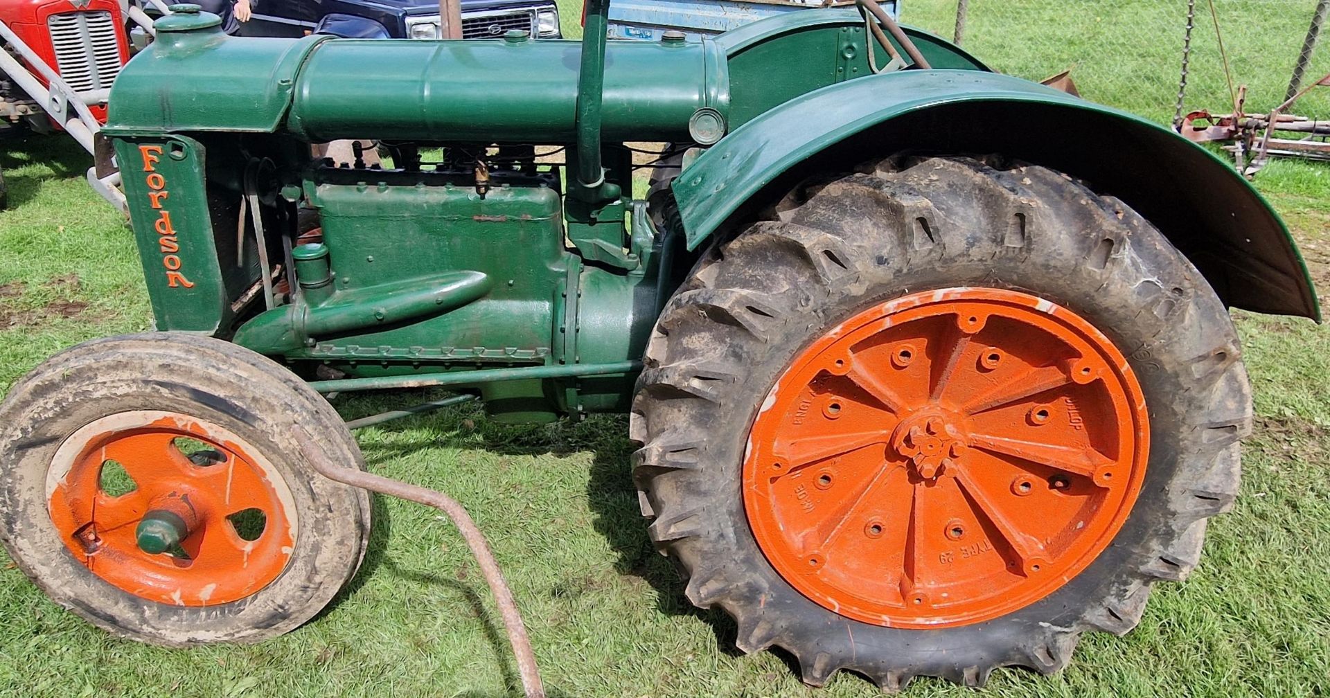 Vintage Fordson Standard green wide wing petrol/TVO powered tractor, starts and drives - Image 3 of 5