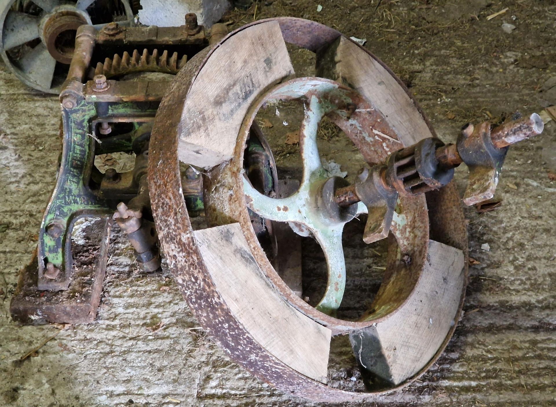 Two vintage water pumps together with a vintage belt drive machine (incomplete) (3) - Image 2 of 3