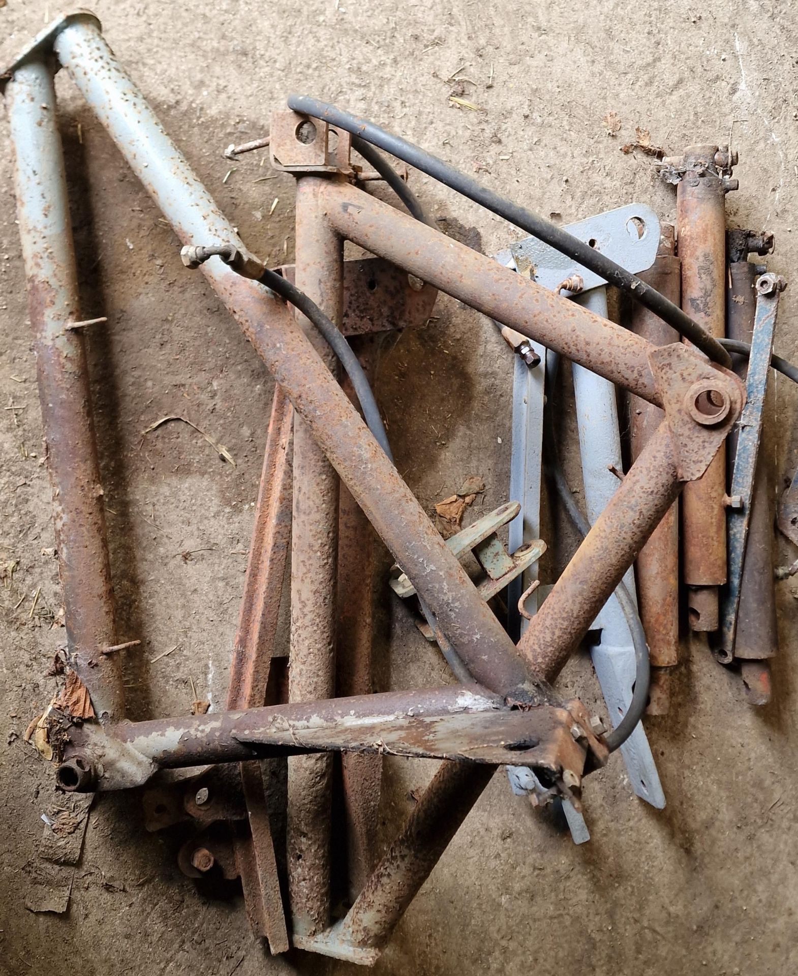 Vintage Ferguson T20 loader frame together with a vintage Fordson Standard draw bar - Image 3 of 3