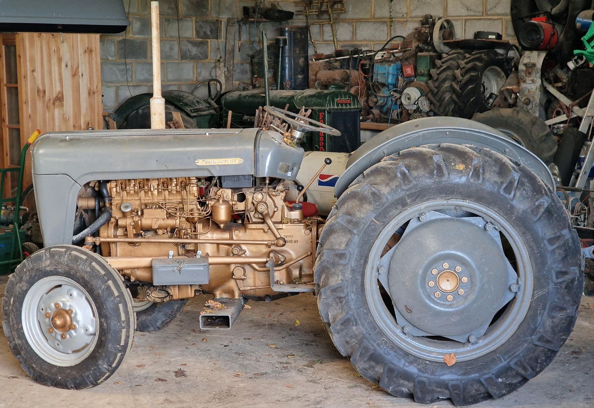 Vintage Ferguson 35 grey and gold diesel tractor, starts and runs with working hydraulics, in very - Bild 2 aus 7