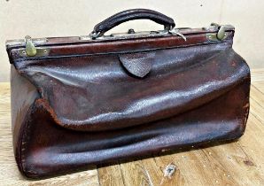 Vintage leather Gladstone bag, 47cm long