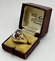 9ct signet ring set with Essex crystal intaglio fox's head in a closed back setting, size T, 9.3 g