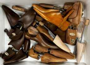 Good collection of vintage shoe lasts (collection)