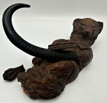 Good Black forest bear wall hook, the bear polishing a horn hook, 24cm high (af)