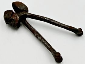 Good novelty iron skull and bones nutcracker, 15.5cm long