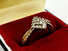 Deco style 9ct diamond cluster ring, sixteen diamonds, flanked by further chip diamonds, size O, 3.