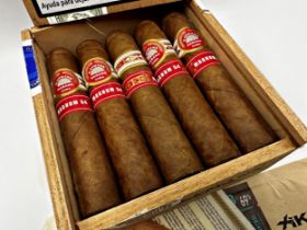 Box of ten H Upmann Magnum 54 cigars, in as new condition